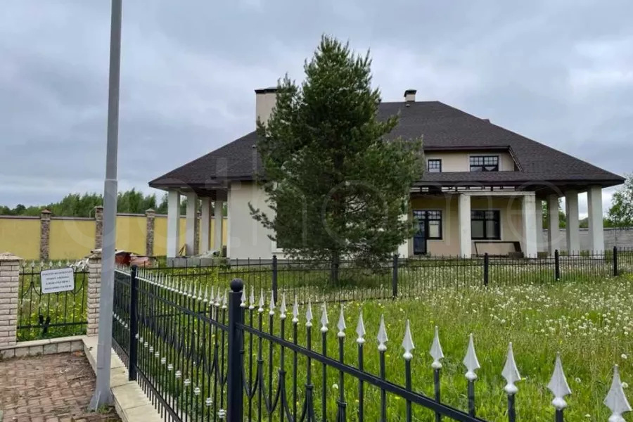 Крона. Купить дом площадью 590 м² на участке 20 соток в элитном коттеджном посёлке Крона на Новорижском шоссе в 25 км от МКАД.